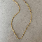 Freja Figaro Necklace – guldig figarokedja i rostfritt stål, 3 mm bred och 45 cm lång, med slitstark PVD-plätering, vattentålig och elegant.