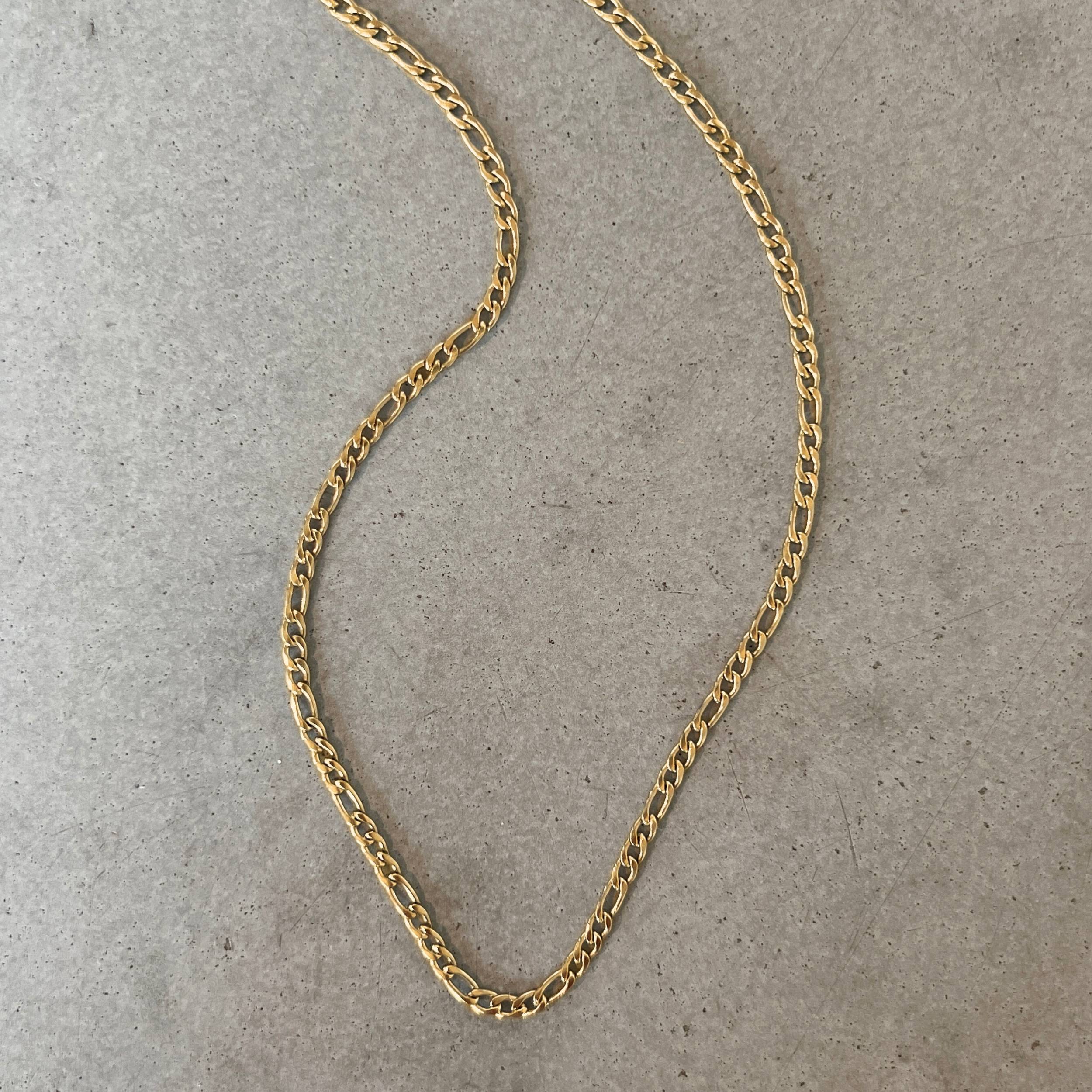 Freja Figaro Necklace – guldig figarokedja i rostfritt stål, 3 mm bred och 45 cm lång, med slitstark PVD-plätering, vattentålig och elegant.