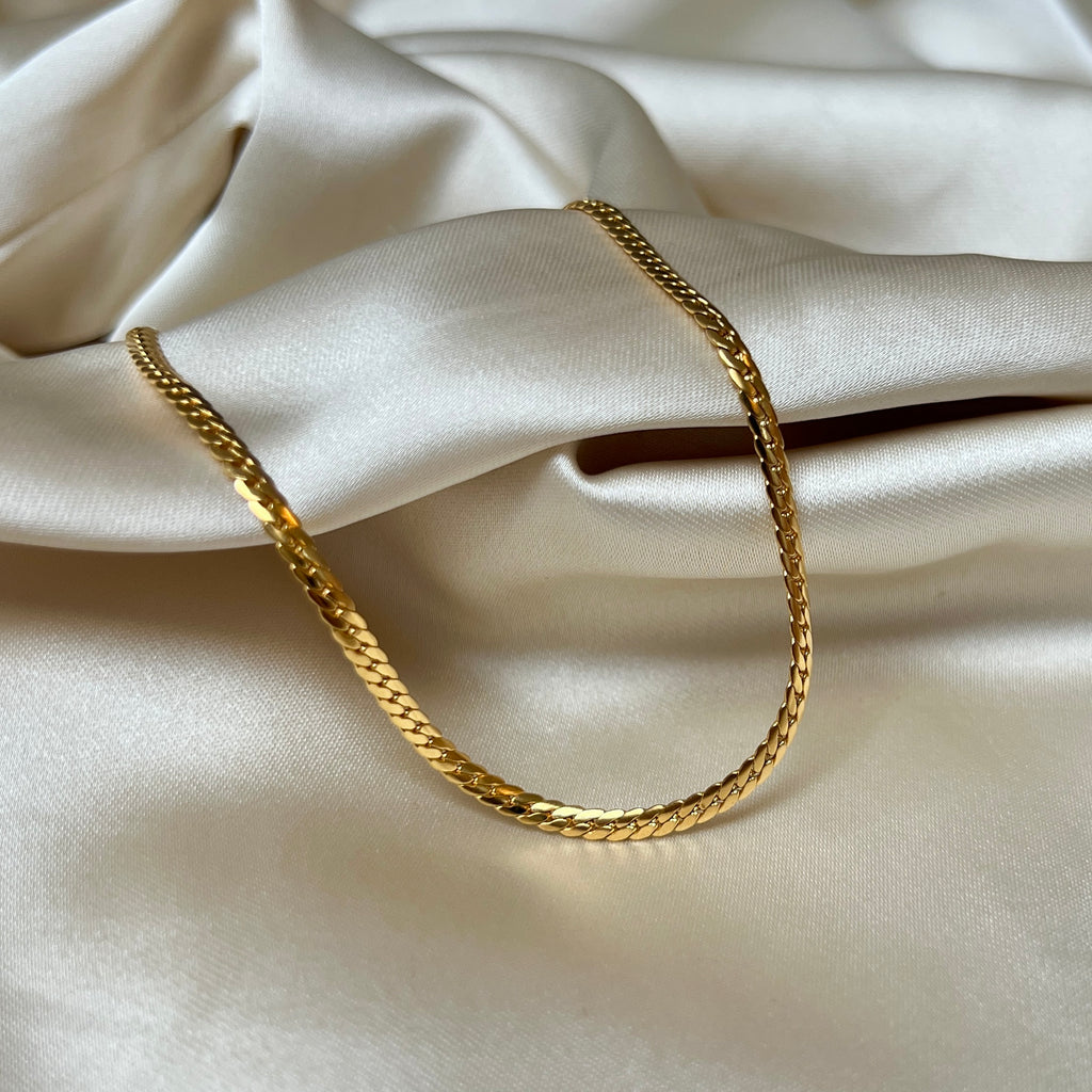 Girly Grace Necklace – guldfärgat halsband i rundad pansar-stil, 42 cm långt, med hållbar PVD-plätering och vattentålig design.