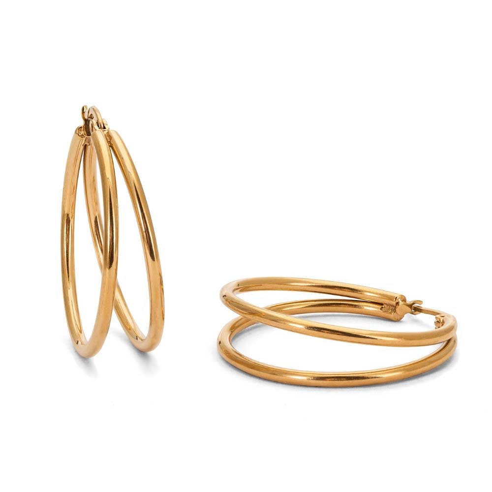 Gemini Cherry Hoops i 18K guldpläterat rostfritt stål. Två hoops per öra för en lekfull och stilren look. Vattentåliga och hållbara.