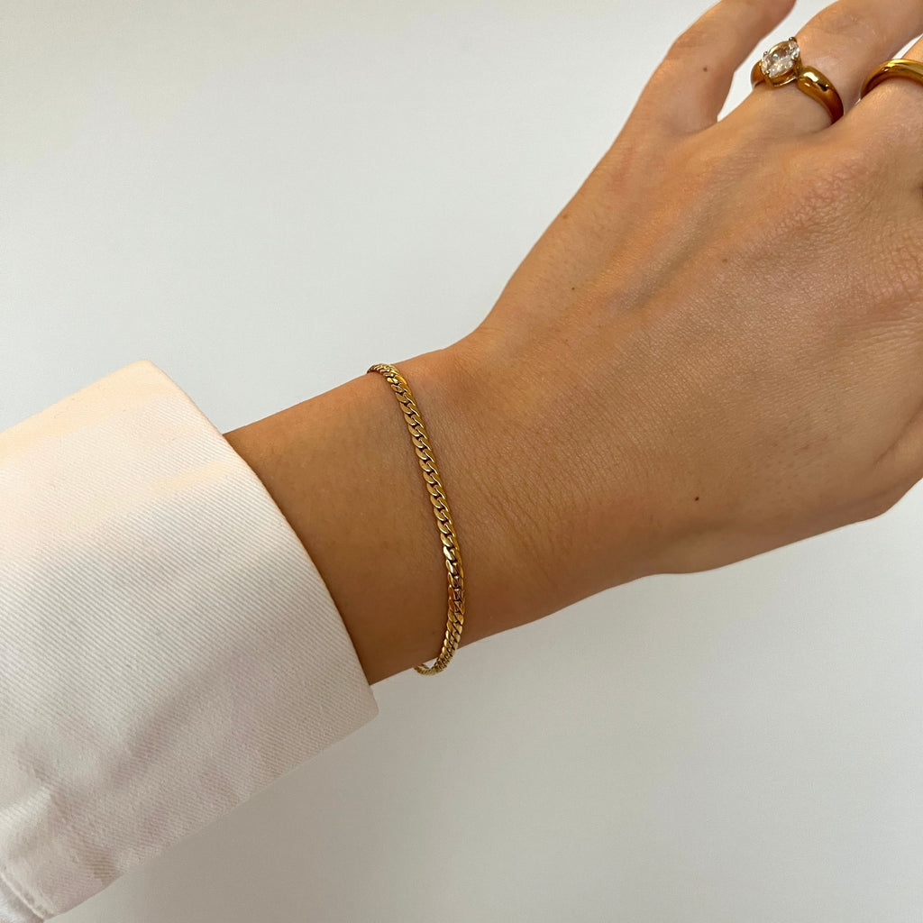 Girly Grace Bracelet – guldigt pansararmband i rostfritt stål med PVD-plätering, tidlös design och vattentålig.