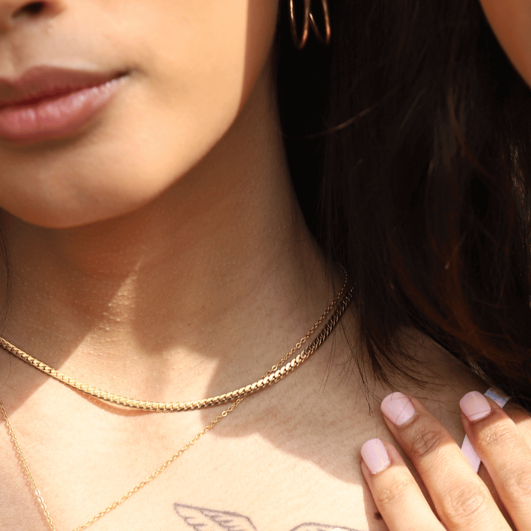 Girly Grace Necklace – guldfärgat halsband i rundad pansar-stil, 42 cm långt, med hållbar PVD-plätering och vattentålig design.