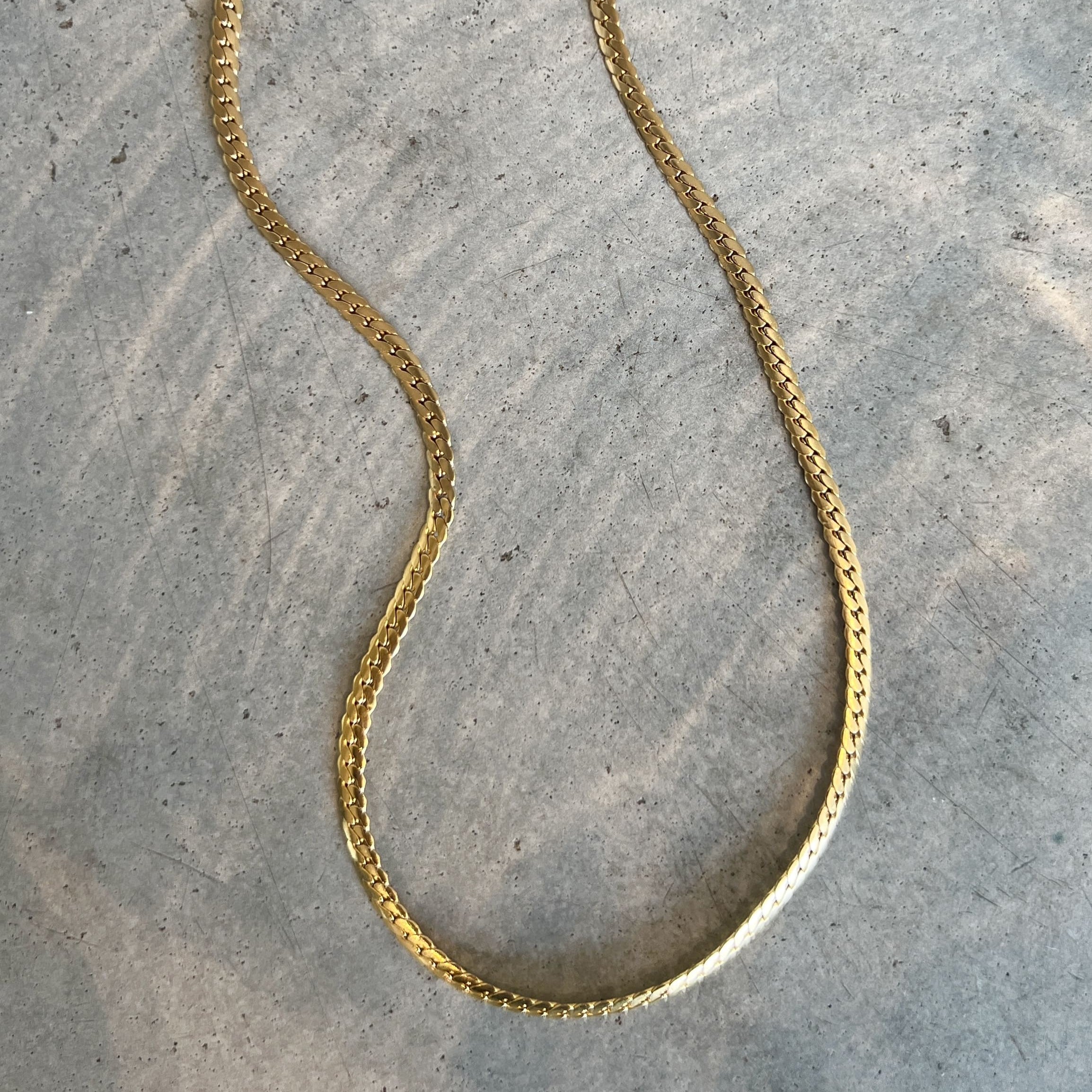 Girly Grace Necklace – guldfärgat halsband i rundad pansar-stil, 42 cm långt, med hållbar PVD-plätering och vattentålig design.