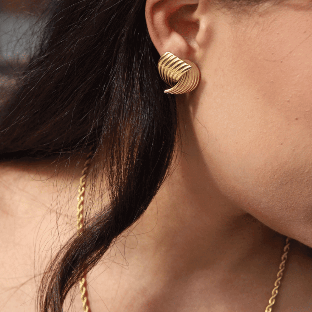 Eleganta Hanna Huggie Earrings i 18K guldpläterat rostfritt stål. Tidlösa, vattentåliga och perfekta för dagligt bruk.