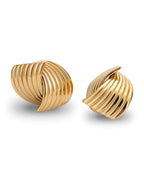 Hanna Huggie Earrings – guldiga statement-örhängen i rostfritt stål med hållbar PVD-plätering. Vattentåliga och eleganta för alla tillfällen.