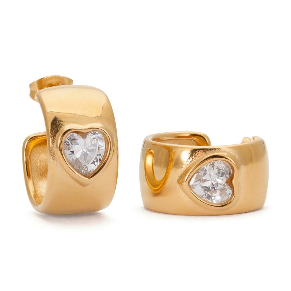 Havanna Heart Earrings – chunky halvhoops i 18K guld med gnistrande zirconia-hjärtan. Romantiska och vattentåliga.