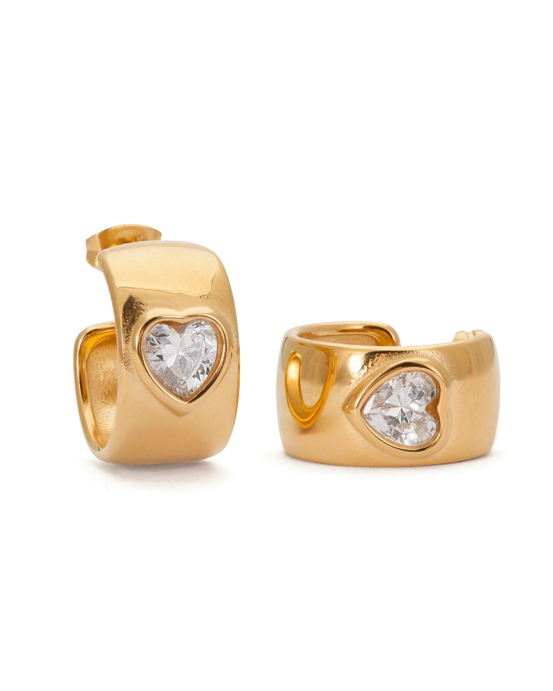 Havanna Heart Earrings – chunky halvhoops i 18K guld med gnistrande zirconia-hjärtan. Romantiska och vattentåliga.