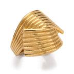 Hedda Huggie Ring är en chunky guldring med en omfamnande design, tillverkad i rostfritt stål och behandlad med PVD-plätering för långvarig glans.