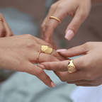 Hedda Huggie Ring är en chunky guldring med en omfamnande design, tillverkad i rostfritt stål och behandlad med PVD-plätering för långvarig glans.