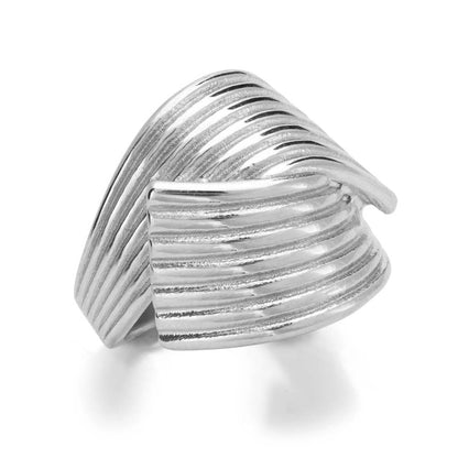 Hedwig Huggie Ring i silver med chunky design och vattentålig PVD-plätering. Allergivänlig och hållbar, ger en unik och stilren look för både vardag och fest.