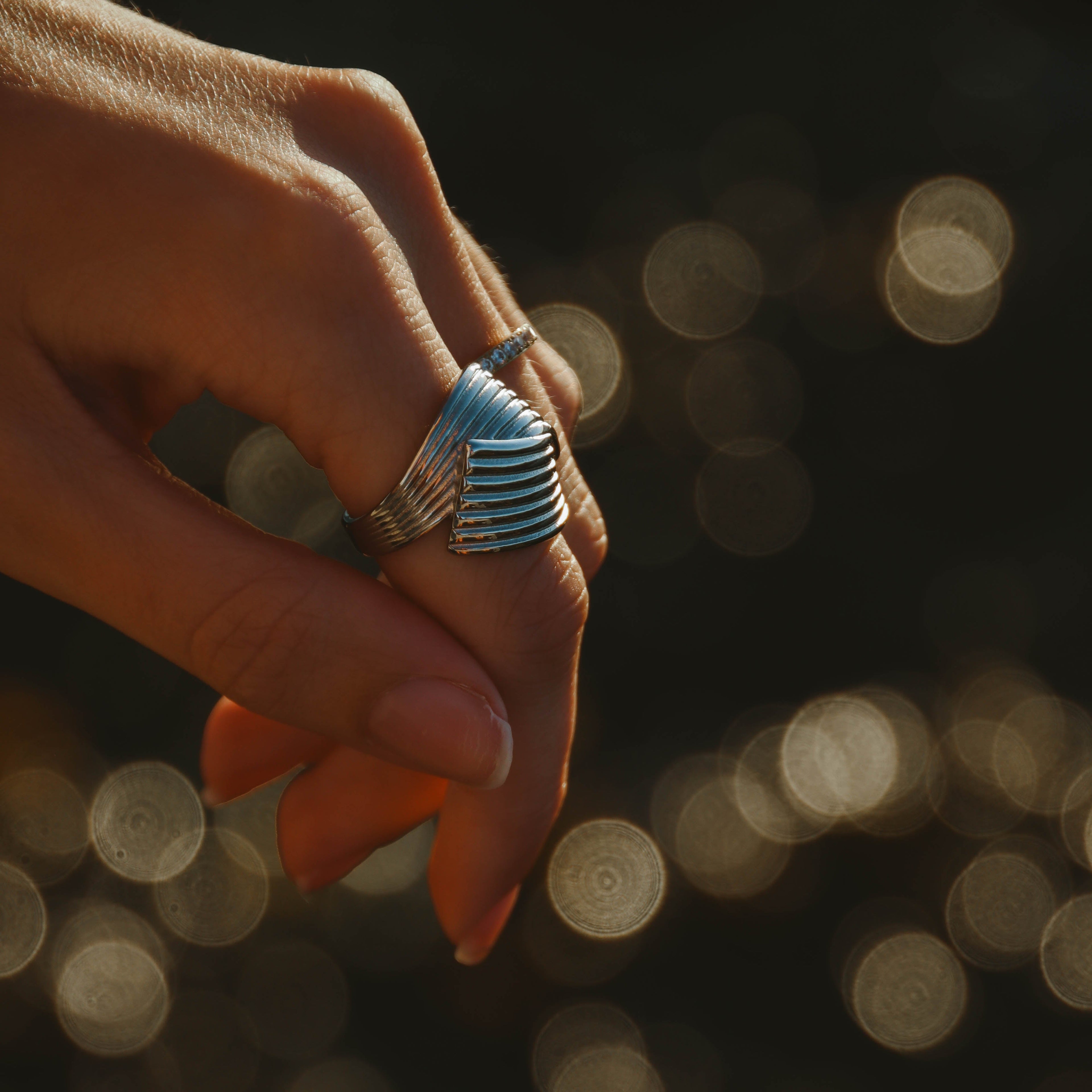 Hedwig Huggie Ring i silver från Alora Avenue – vattentålig och allergivänlig ring i minimalistisk design med subtil glans, perfekt för layering.
