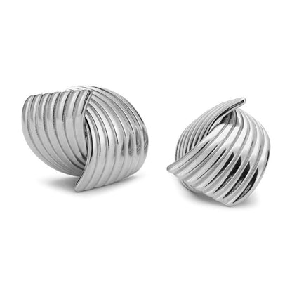 Populära Holly Huggie Earrings i silver, med en elegant, omfamnande design. PVD-pläterade för långvarig glans och vattentåliga, perfekta för både vardag och fest.