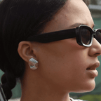 Holly Huggie Earrings i silver – eleganta och vattentåliga hoops med en subtil och modern design. Perfekta för alla tillfällen.