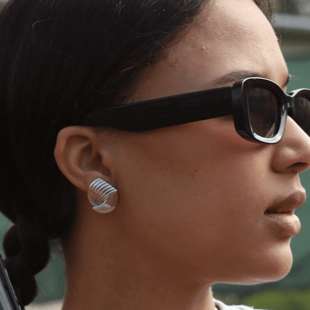 Holly Huggie Earrings i silver – eleganta och vattentåliga hoops med en subtil och modern design. Perfekta för alla tillfällen.