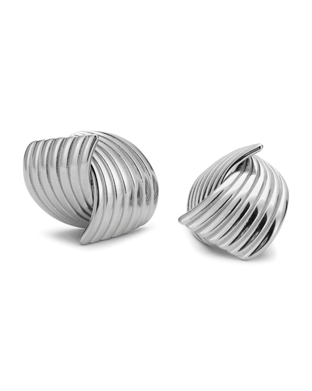 Populära Holly Huggie Earrings i silver, med en elegant, omfamnande design. PVD-pläterade för långvarig glans och vattentåliga, perfekta för både vardag och fest.