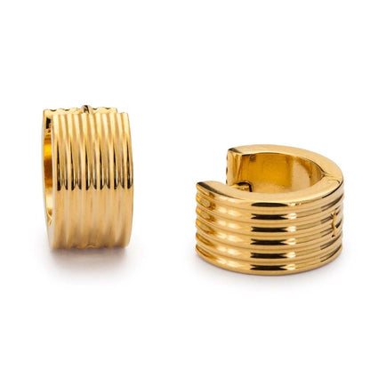 Kairo Vintage Hoops – små guldiga örhängen med subtila ränder och retro-modern design. Vattentåliga och hållbara med PVD-plätering.