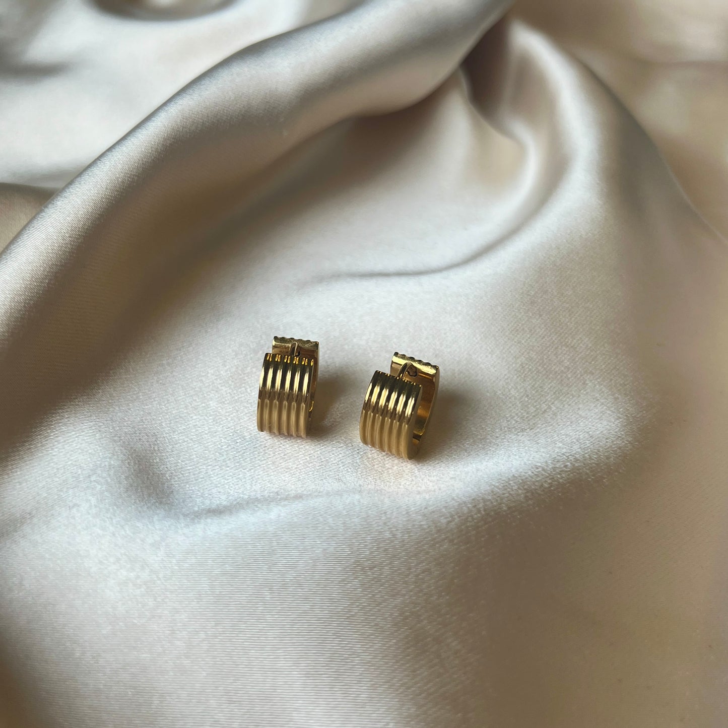Vattentåliga Kairo Vintage Hoops i guld med vintage-inspirerade ränder. Tillverkade i rostfritt stål för tidlös elegans och hållbarhet.