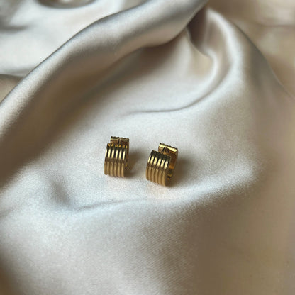 Vattentåliga Kairo Vintage Hoops i guld med vintage-inspirerade ränder. Tillverkade i rostfritt stål för tidlös elegans och hållbarhet.