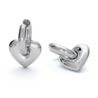 Leia Love Loops – chunky silverhoops med ett charmigt hjärta. Tillverkade i allergivänligt rostfritt stål med slitstark PVD-plätering.