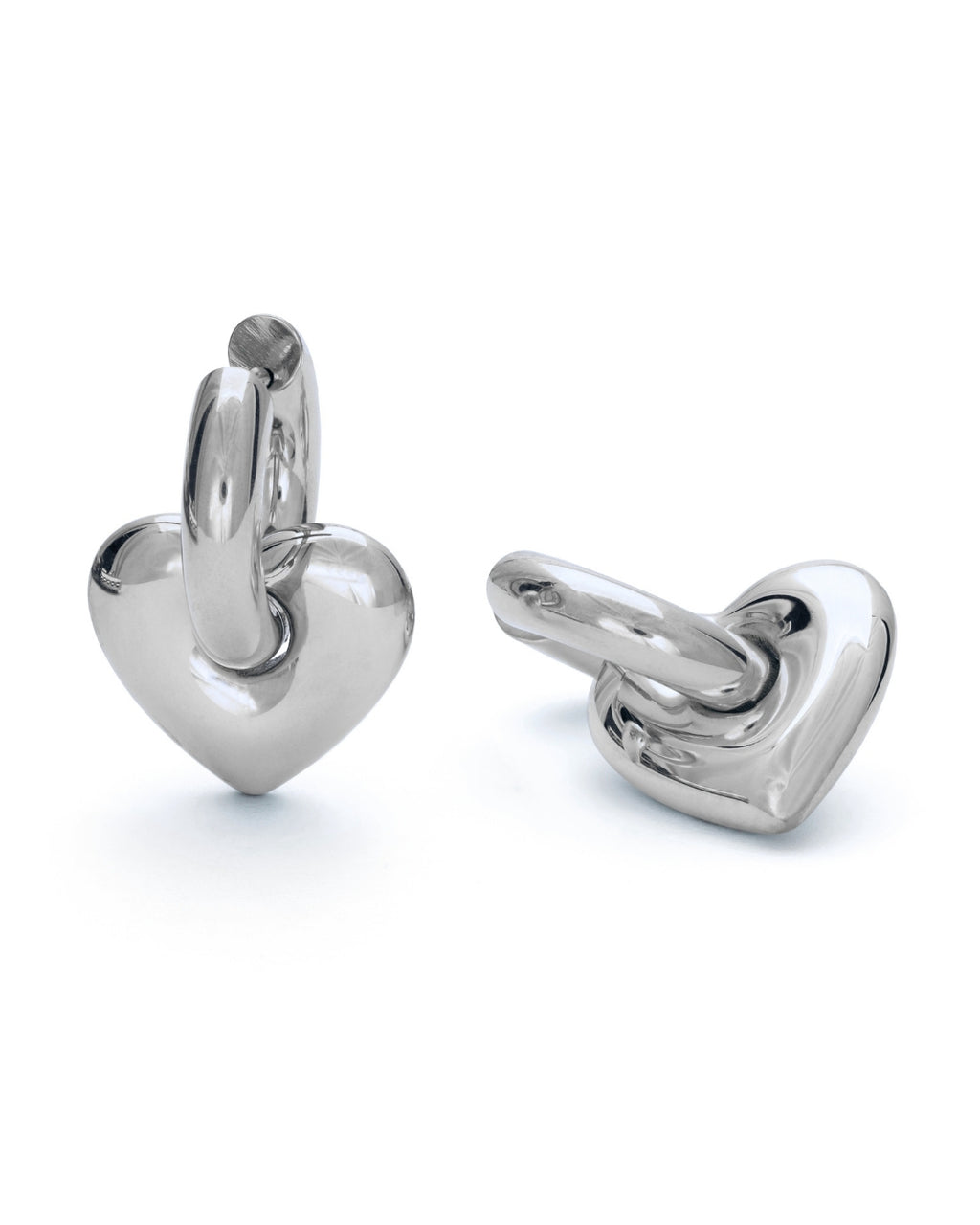 Leia Love Loops – chunky silverhoops med ett charmigt hjärta. Tillverkade i allergivänligt rostfritt stål med slitstark PVD-plätering.