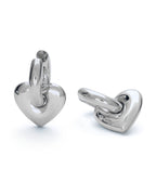 Leia Love Loops – chunky silverhoops med ett charmigt hjärta. Tillverkade i allergivänligt rostfritt stål med slitstark PVD-plätering.