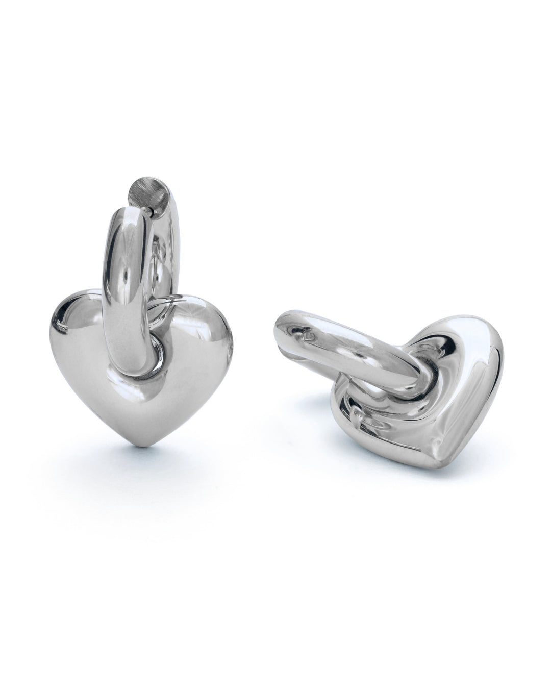 Leia Love Loops – chunky silverhoops med ett charmigt hjärta. Tillverkade i allergivänligt rostfritt stål med slitstark PVD-plätering.