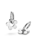 Silverfärgade hoops-örhängen med eleganta blomdetaljer, tillverkade i rostfritt stål med PVD-plätering för en hållbar och glansig finish.