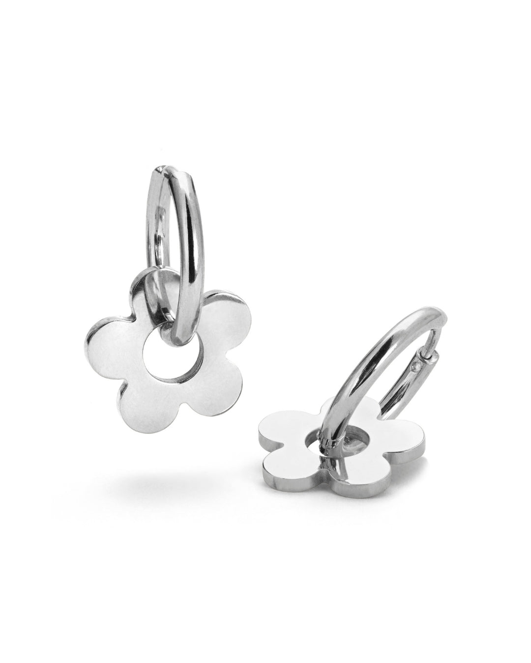 Silverfärgade hoops-örhängen med eleganta blomdetaljer, tillverkade i rostfritt stål med PVD-plätering för en hållbar och glansig finish.