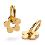 Guldiga Lily Lace Loop örhängen i form av stiliserade blommor – trendiga, vattentåliga och allergivänliga örhängen i rostfritt stål från Alora Avenue.