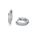Little Crystal Hoops – Silverfärgade mini-hoops med diamanliknande stenar, tillverkade i allergivänligt rostfritt stål och slitstark PVD-plätering.