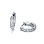 Little Crystal Hoops – Silverfärgade mini-hoops med diamanliknande stenar, tillverkade i allergivänligt rostfritt stål och slitstark PVD-plätering.