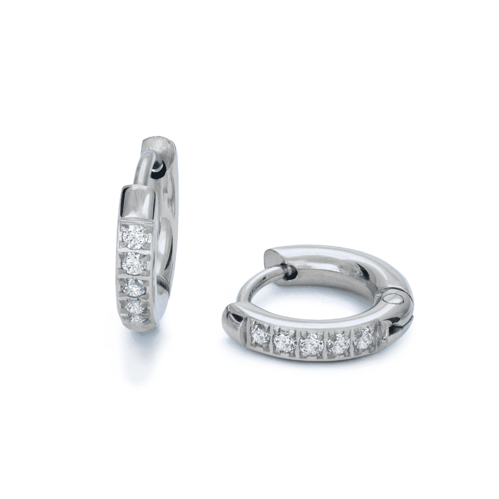 Little Crystal Hoops – Silverfärgade mini-hoops med diamanliknande stenar, tillverkade i allergivänligt rostfritt stål och slitstark PVD-plätering.