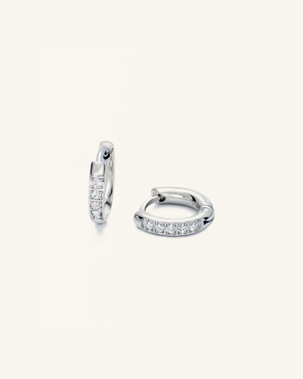 Little Crystal Hoops — Vattentålig örhängen i silver med cubic zirconia | Alora Avenue