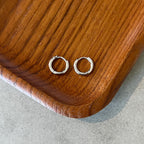 Little Luna Hoops – 12 mm mini-hoops i silver med vattentålig PVD-plätering, tillverkade i rostfritt stål för hållbarhet.