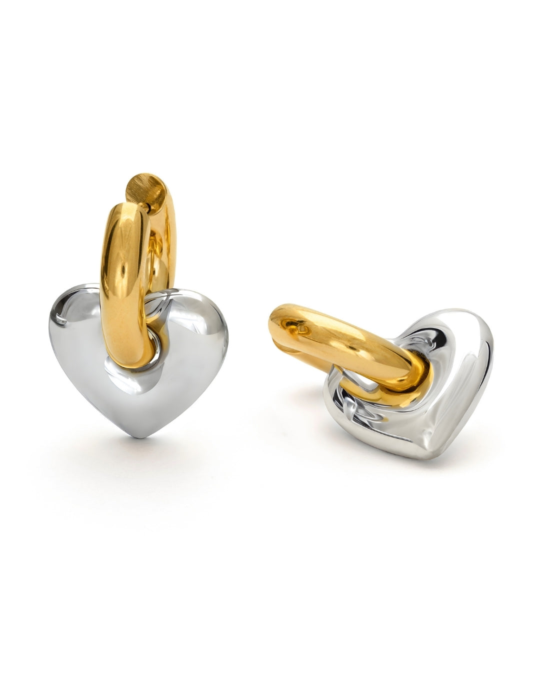 Liv Love Loops örhängen med chunky guldig hoop och silvrigt hjärta, tillverkade i allergivänligt, vattentåligt rostfritt stål med PVD-beläggning.