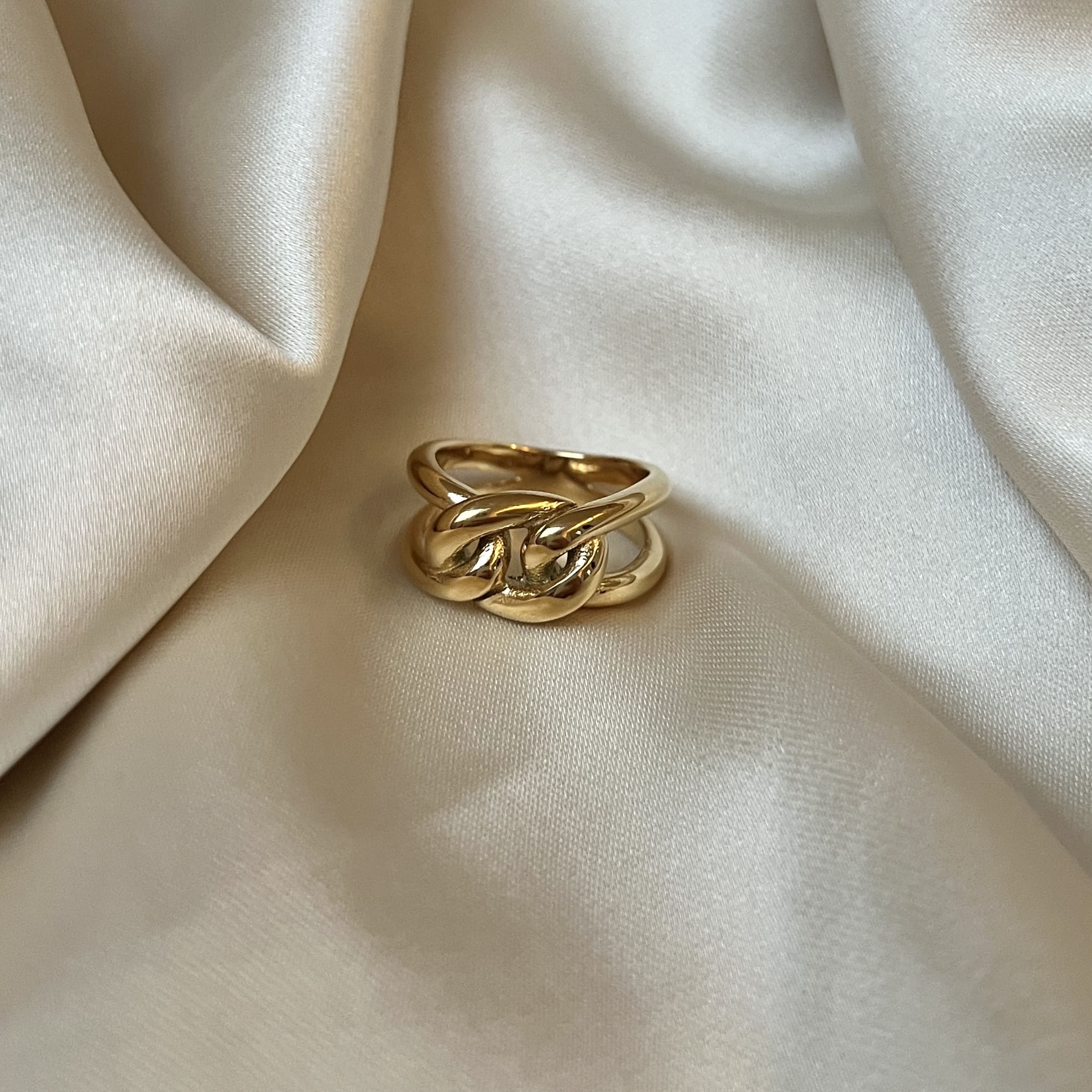 Livia Loop Ring är en guldig ring med pansarögla, tillverkad i rostfritt stål och behandlad med slitstark PVD-plätering för långvarig glans.