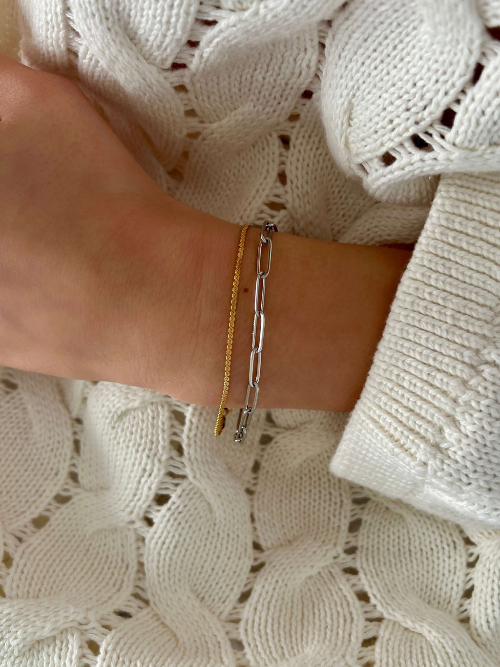 Sonya Saffron Bracelet från Alora Avenue – tunt guldfärgat armband i minimalistisk kedjedesign. Vattentåligt och allergivänligt smycke, perfekt för vardagsbruk och lager-på-lager.