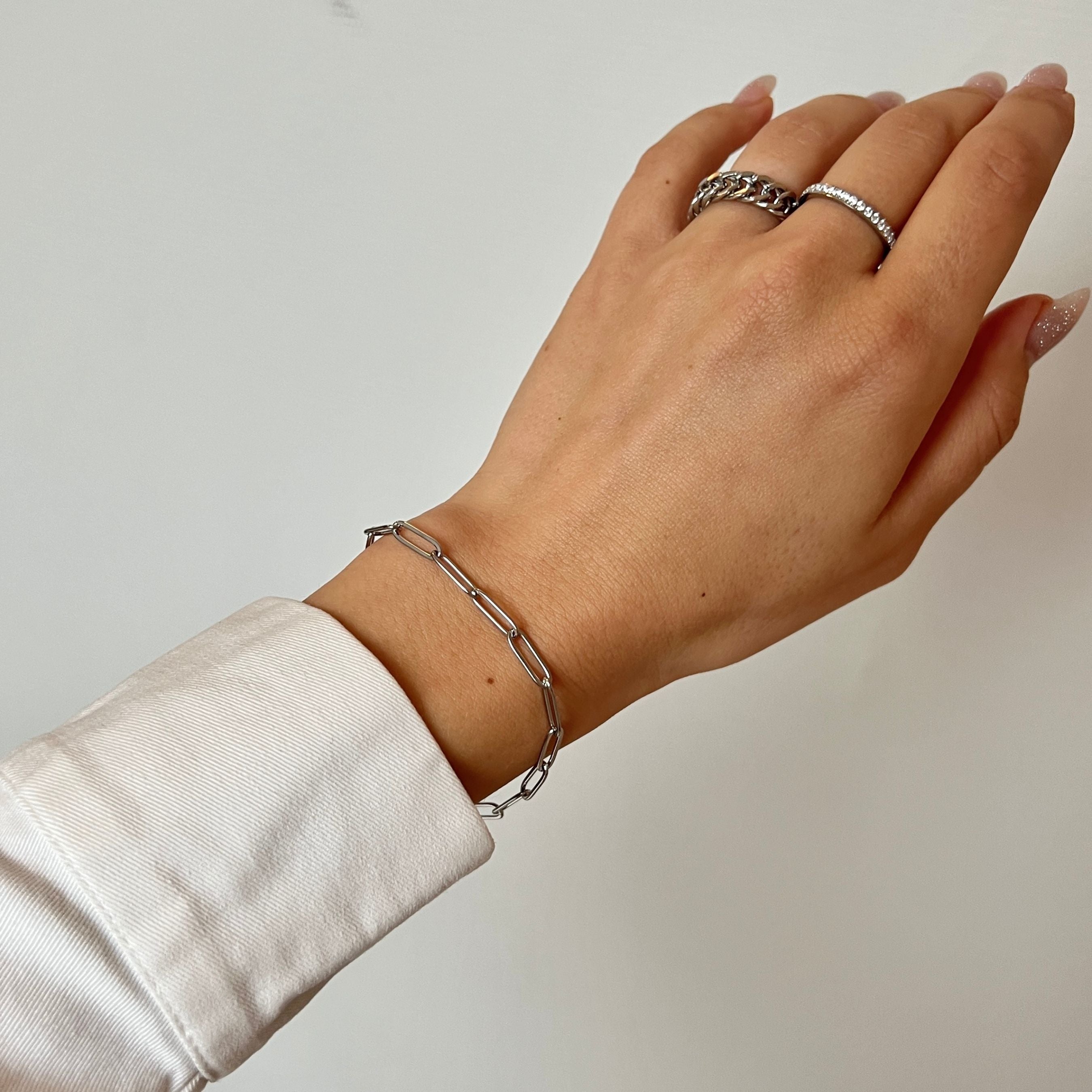 Lucid Clip Bracelet – silverfärgat paperclip-armband i rostfritt stål med PVD-plätering, modern design och vattentålig.