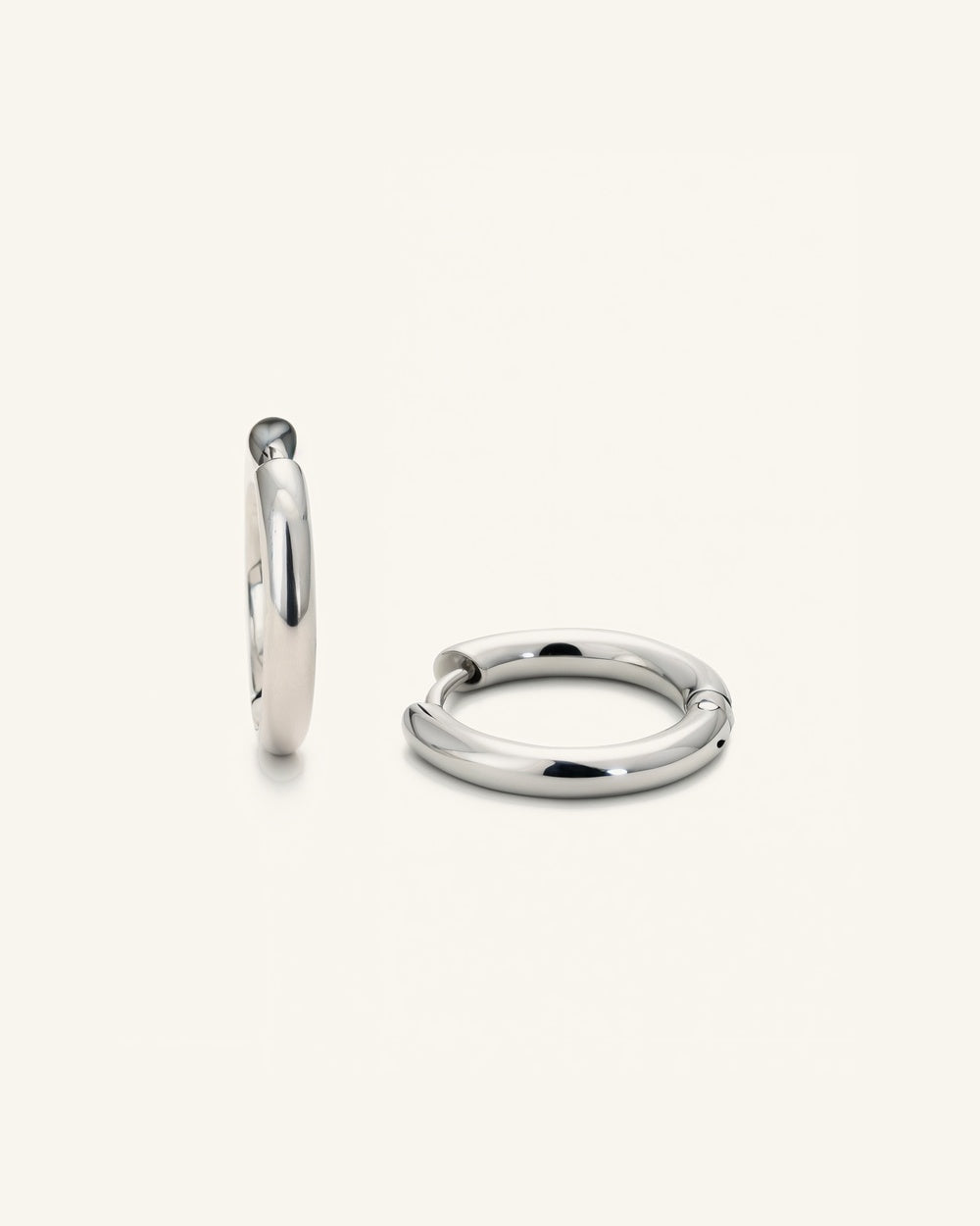 Luna Silvery Hoops — Vattentålig örhängen i silver | Alora Avenue