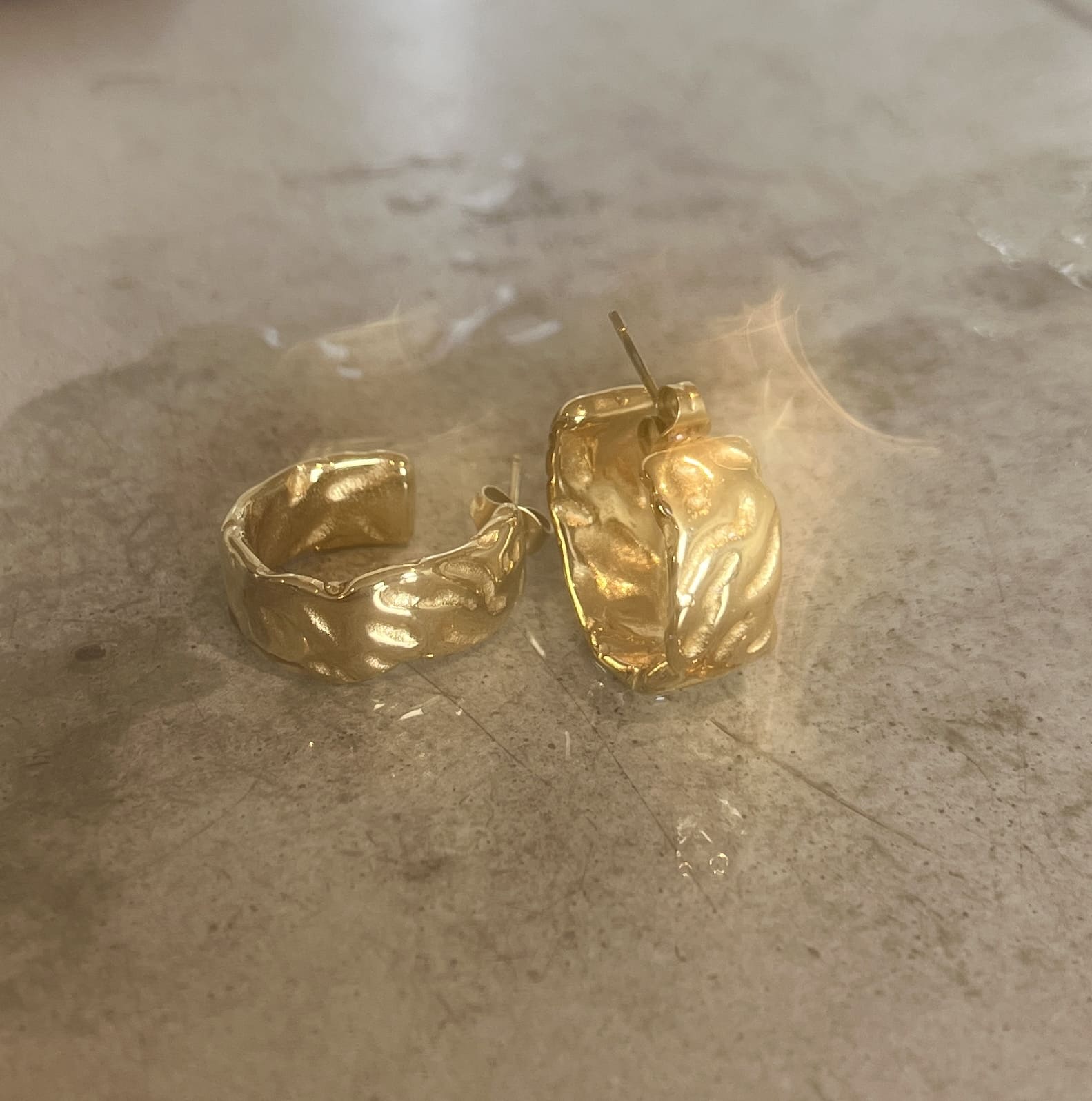 Marigold Chunky Hoops – Bredoch detaljerad guld-hoop med textur. PVD-plätering för vattentålig och hållbar design.