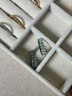 Marvis Elysian Ring är en silvrig pansarring, tillverkad i rostfritt stål och behandlad med slitstark PVD-plätering för långvarig elegans och glans.