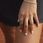 Marvis Elysian Ring är en silvrig pansarring, tillverkad i rostfritt stål och behandlad med slitstark PVD-plätering för långvarig elegans och glans.