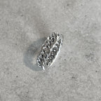 Marvis Elysian Ring är en silvrig pansarring, tillverkad i rostfritt stål och behandlad med slitstark PVD-plätering för långvarig elegans och glans.