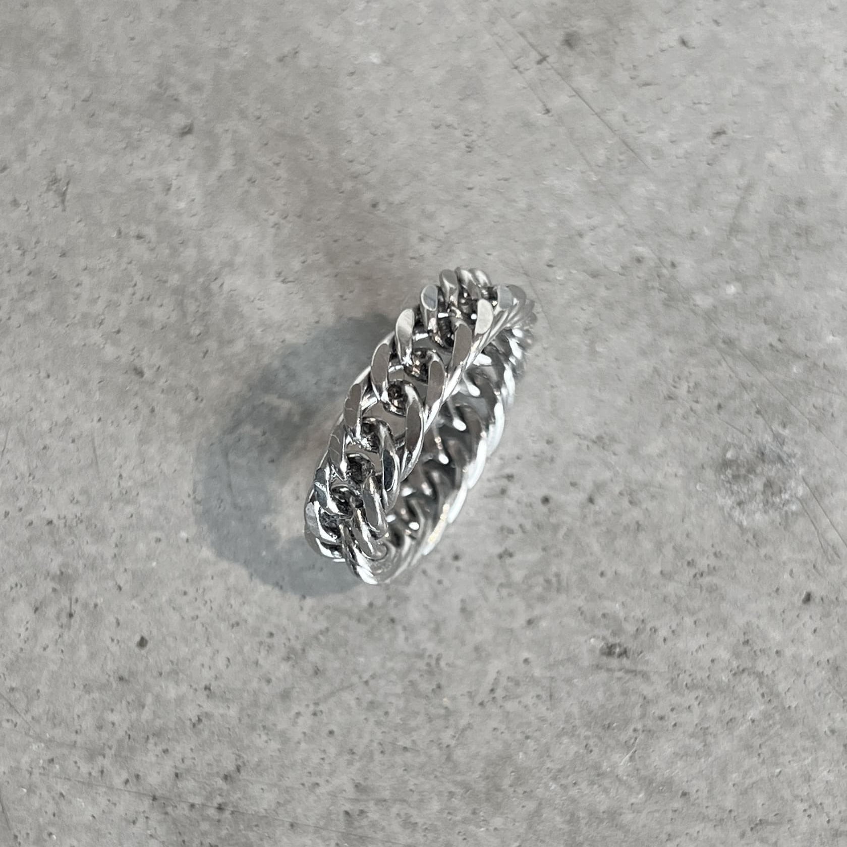 Marvis Elysian Ring är en silvrig pansarring, tillverkad i rostfritt stål och behandlad med slitstark PVD-plätering för långvarig elegans och glans.