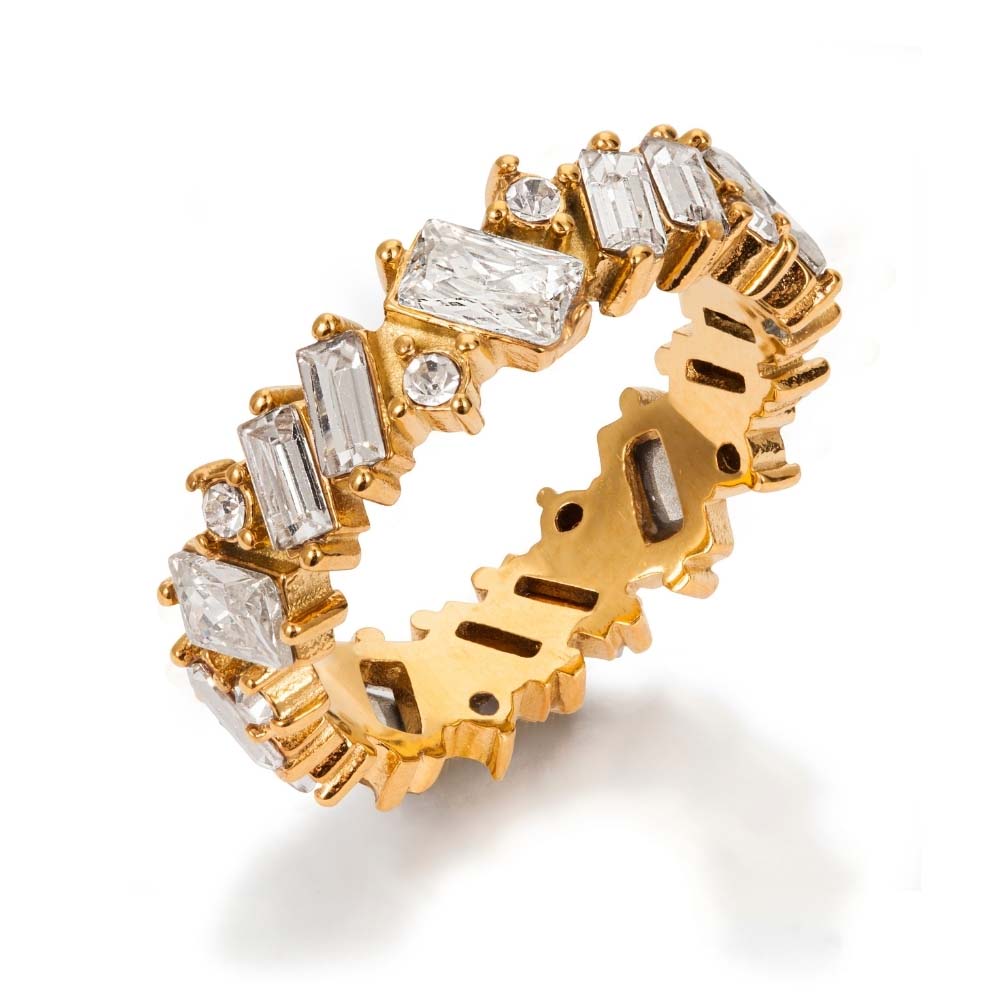 Messy Crystal Ring är en guldring med asymmetrisk design och varierande cubic zirconia-stenar som ger ett unikt och glittrande uttryck.