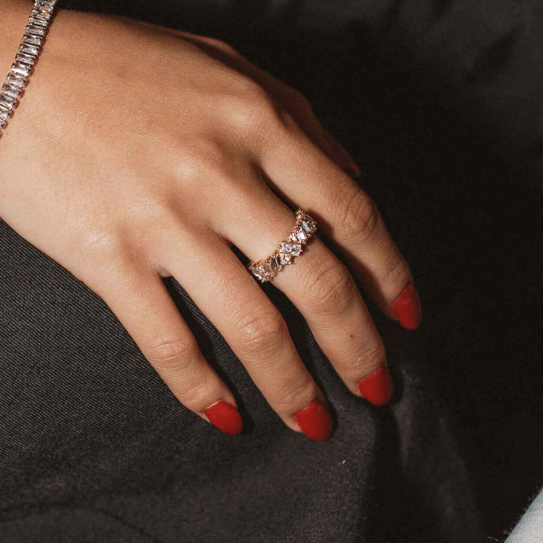 Messy Crystal Ring är en guldring med asymmetrisk design och varierande cubic zirconia-stenar som ger ett unikt och glittrande uttryck.