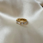 Messy Crystal Ring från Alora Avenue fotograferad på champagnefärgat tyg – guldfärgad ring med lyxig känsla, prydd med oregelbundet slipade kristaller. Perfekt för dig som vill ha ett vattentåligt, allergivänligt och glamoröst smycke som håller för vardag, strand och fest.