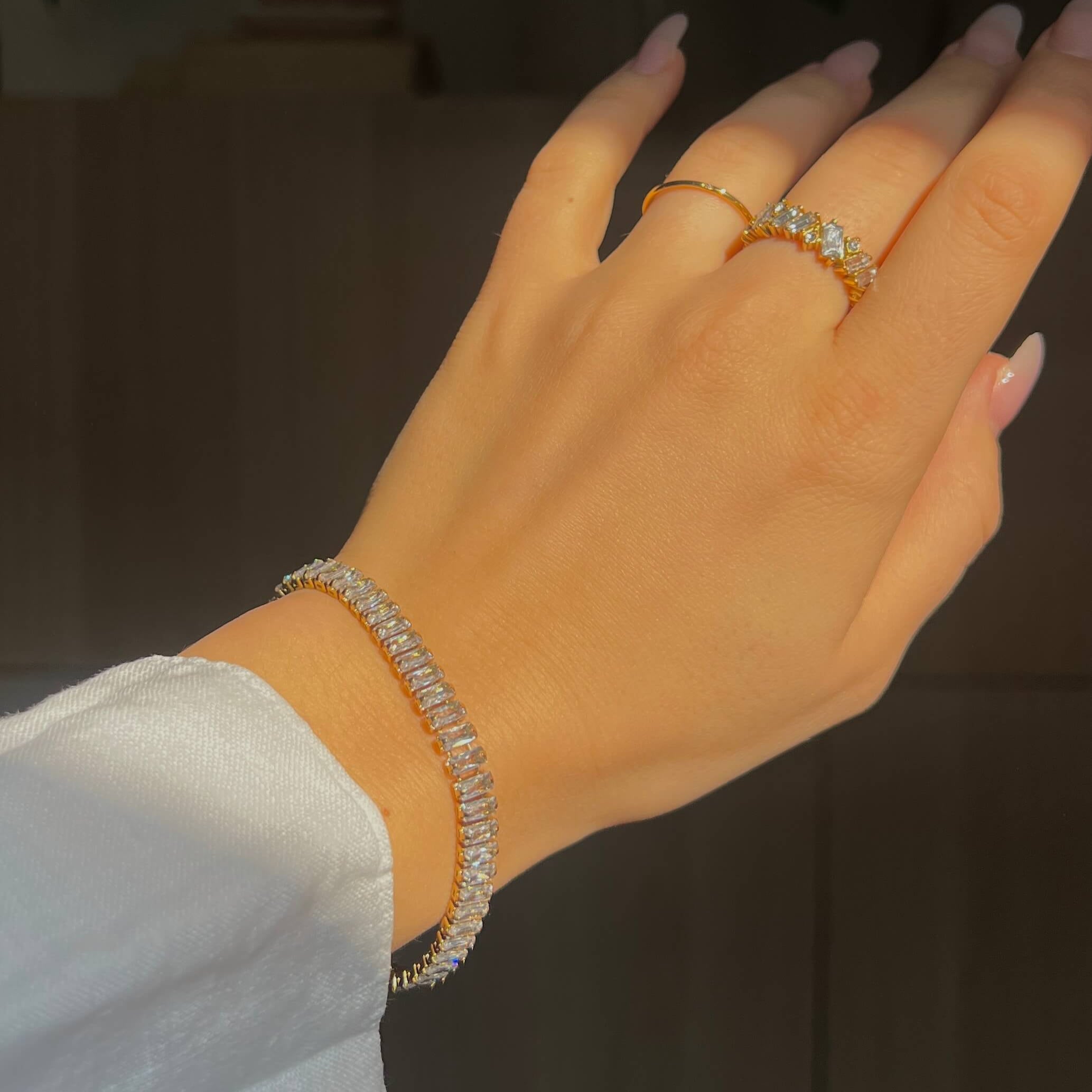 Messy Crystal Ring från Alora Avenue på handen i gyllene solsken – guldfärgad statementring med mixade kristaller i olika slipningar. En vattentålig och allergivänlig ring som fångar ljuset och gör dig till den mest strålande i rummet.
