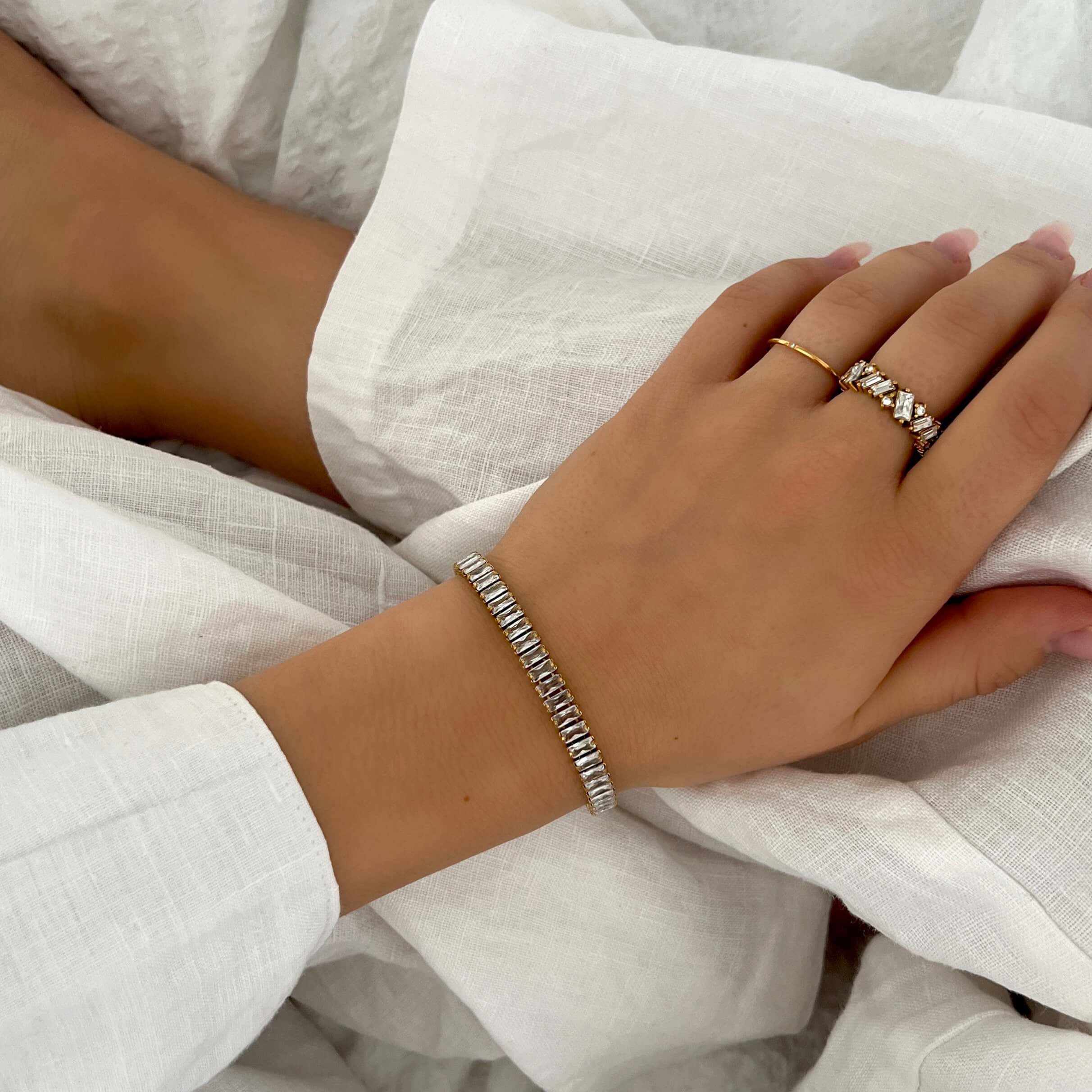 Messy Crystal Ring från Alora Avenue – exklusiv guldfärgad ring med asymmetrisk placering av gnistrande kristaller. Vattentålig och allergivänlig, skapad för att du ska kunna leva ditt liv fullt ut – utan att kompromissa med stil. Ett statement piece för dig som vill synas, varje dag.
