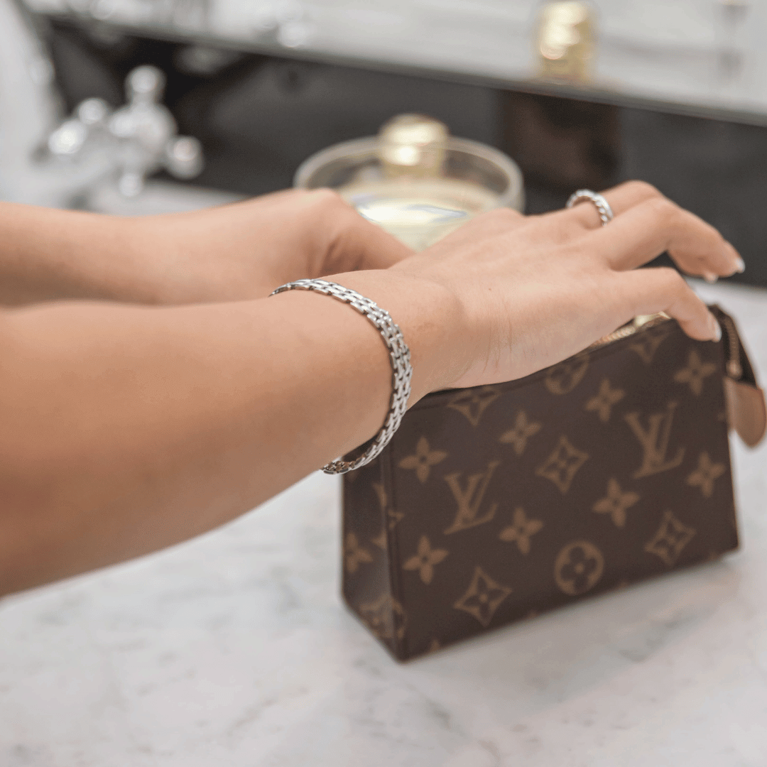 Mia Magnolia Bracelet – silvrigt brett armband med elegant design, tillverkat i rostfritt stål och PVD-plätering för långvarig glans och hållbarhet.